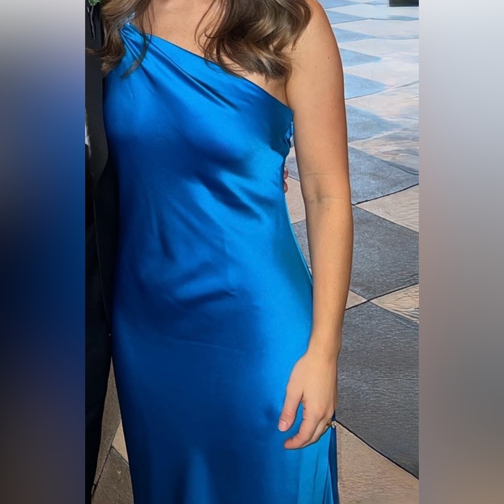 Gianni Bini x Jess Southern Shelby One Shoulder Chain Satin Sheath Midi Dress 4 - Picture 8 of 12